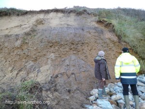 Erosion de la falaise par les eaux de ruissellement Erosion de la falaise par les eaux de ruissellement